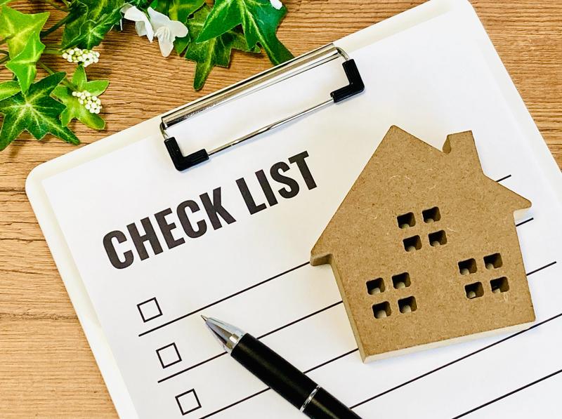 太陽光発電の確定申告手続きを行う様子