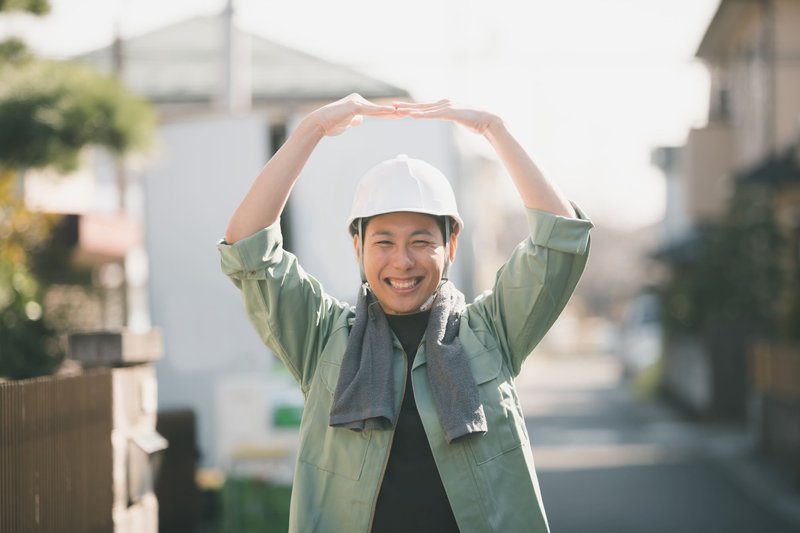 笑顔の作業員がポーズを取る